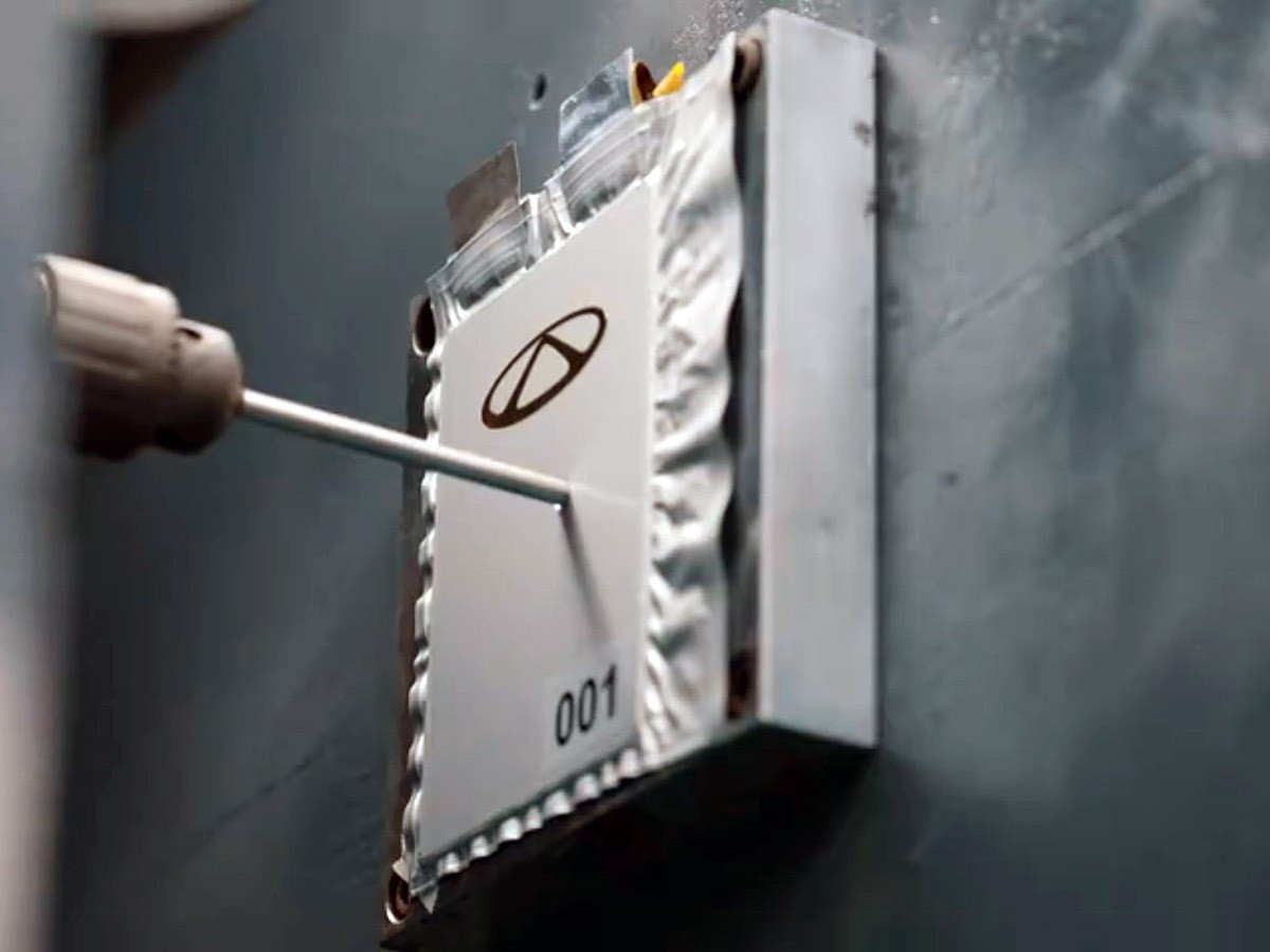 Công nghệ pin giúp xe điện đi được 1.500 km cho một lần sạc- Ảnh 1. Mô-đun pin thể rắn phát triển bởi tập đoàn Trung Quốc