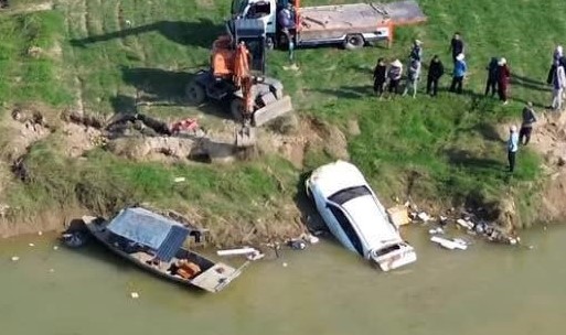 Xe ô tô bị nước lũ cuốn được tìm thấy dưới lòng sông Cầu