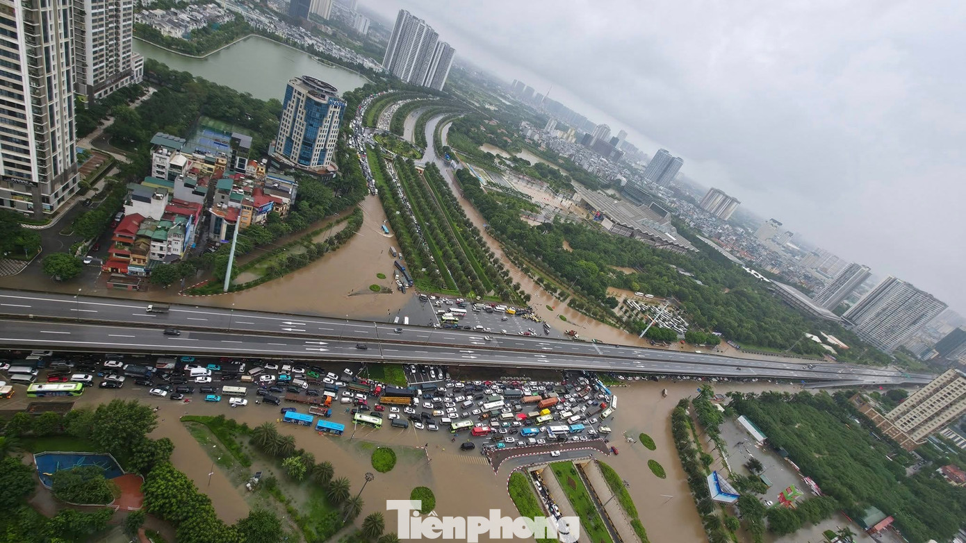 Ùn tắc do mưa lớn tại Đại lộ Thăng Long