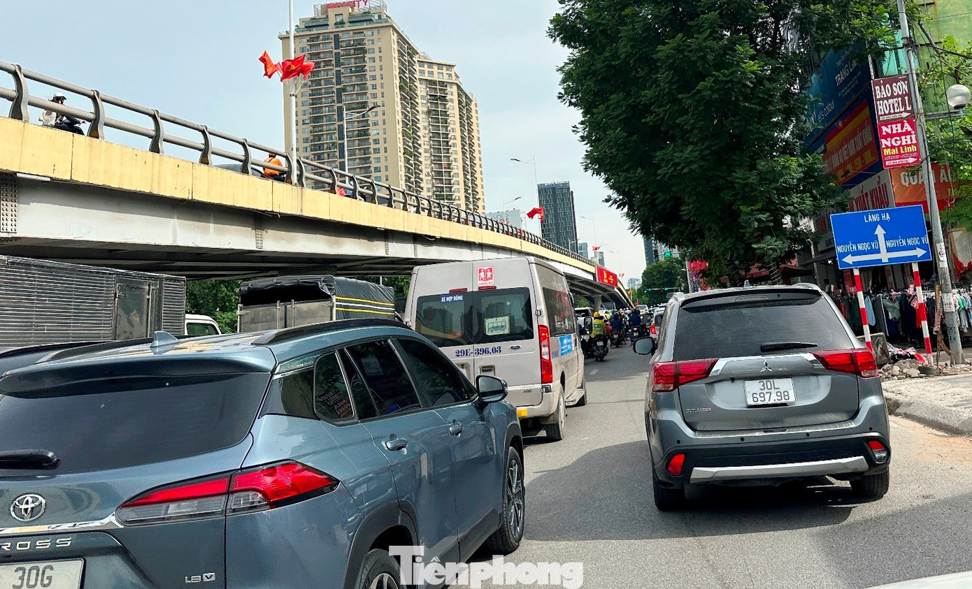 Ùn tắc trên cầu vượt Lê Văn Lương - Láng Hạ Nút thắt cổ chai gây ùn tắc nghiêm trọng tại cầu vượt