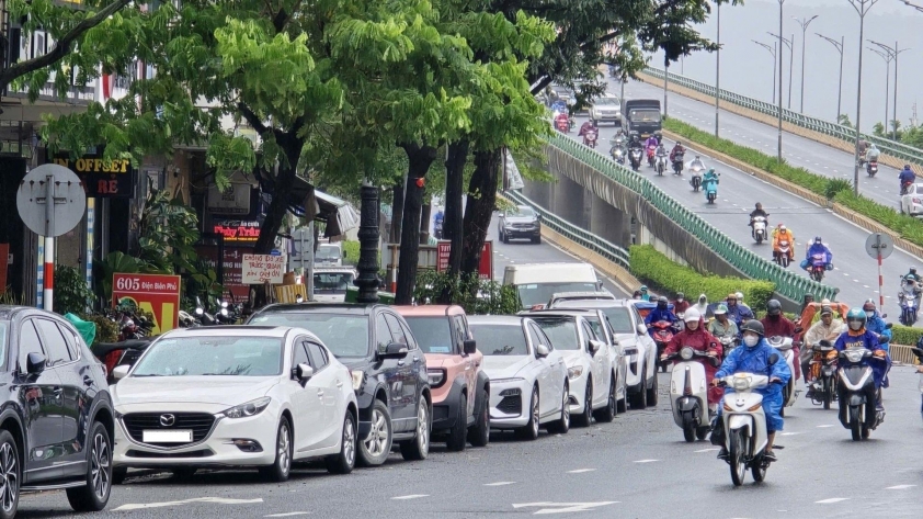 Ô tô đỗ quanh vòng xuyến tượng đài Mẹ Nhu Xe ô tô đậu tránh ngập tại vòng xuyến tượng đài Mẹ Nhu