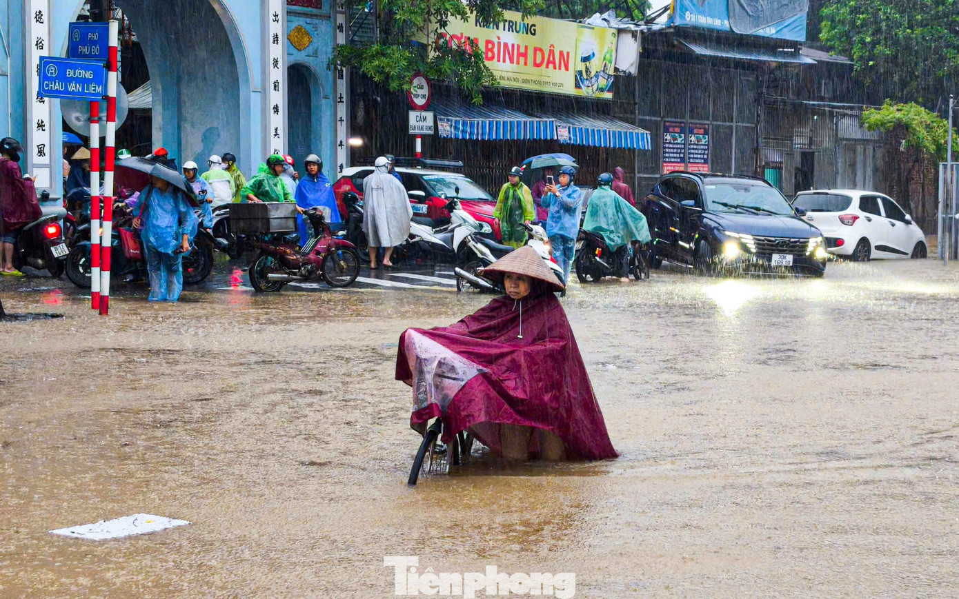 Ngập úng gây nhiều xe chết máy ở Phú Đô