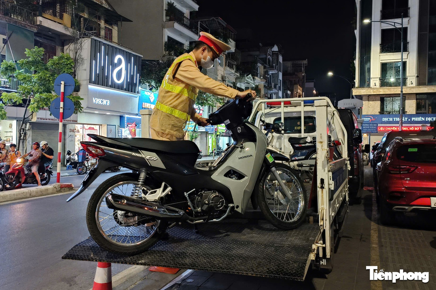Rời quán bia, tiếp tục đi mua đồ về nhậu, người đàn ông bị CSGT xử phạt- Ảnh 9. Lực lượng CSGT tuần tra kiểm soát giao thông