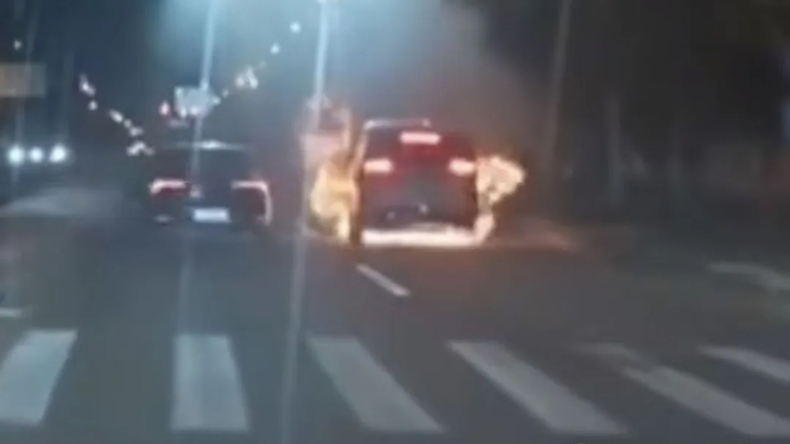 Xe ô tô điện Trung Quốc bất ngờ bốc cháy chỉ còn trơ khung thép khi đang chạy mà không hề có va chạm!- Ảnh 1. Xe Li Auto Mega bốc cháy dữ dội