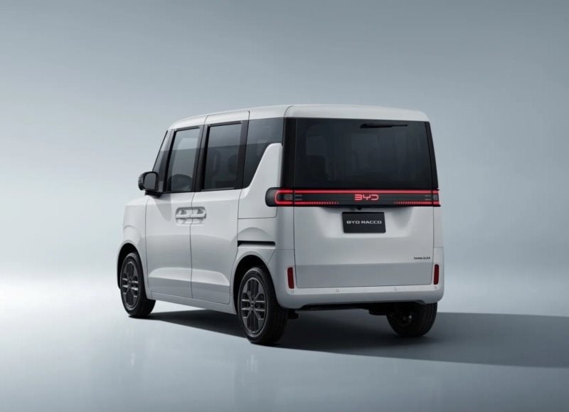 Vô lăng ba chấu thiết kế tinh giản trên xe