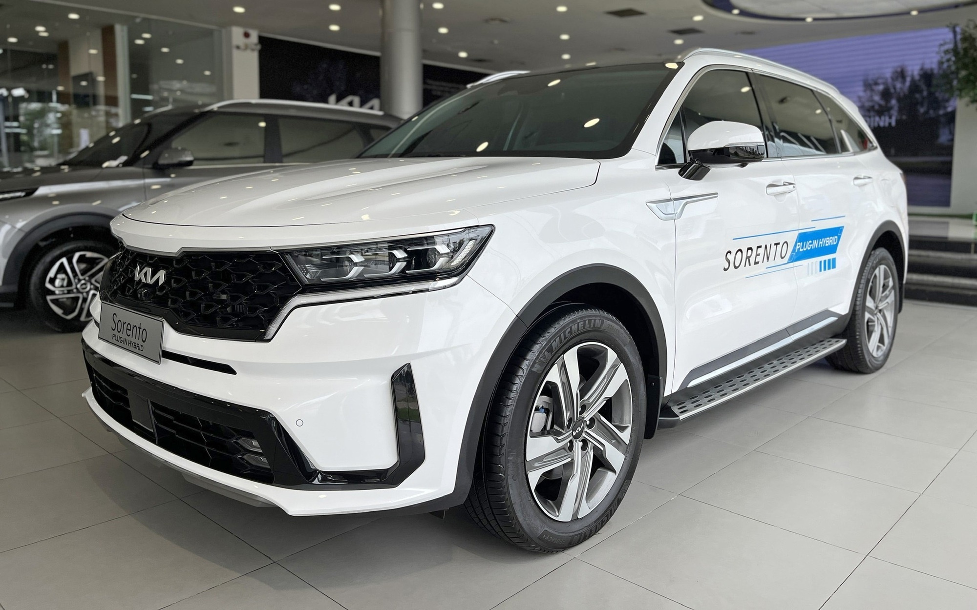 Kia Sorento PHEV mẫu cũ được ưu đãi lớn Khách mua Kia Sorento PHEV chọn mẫu xe trước nâng cấp