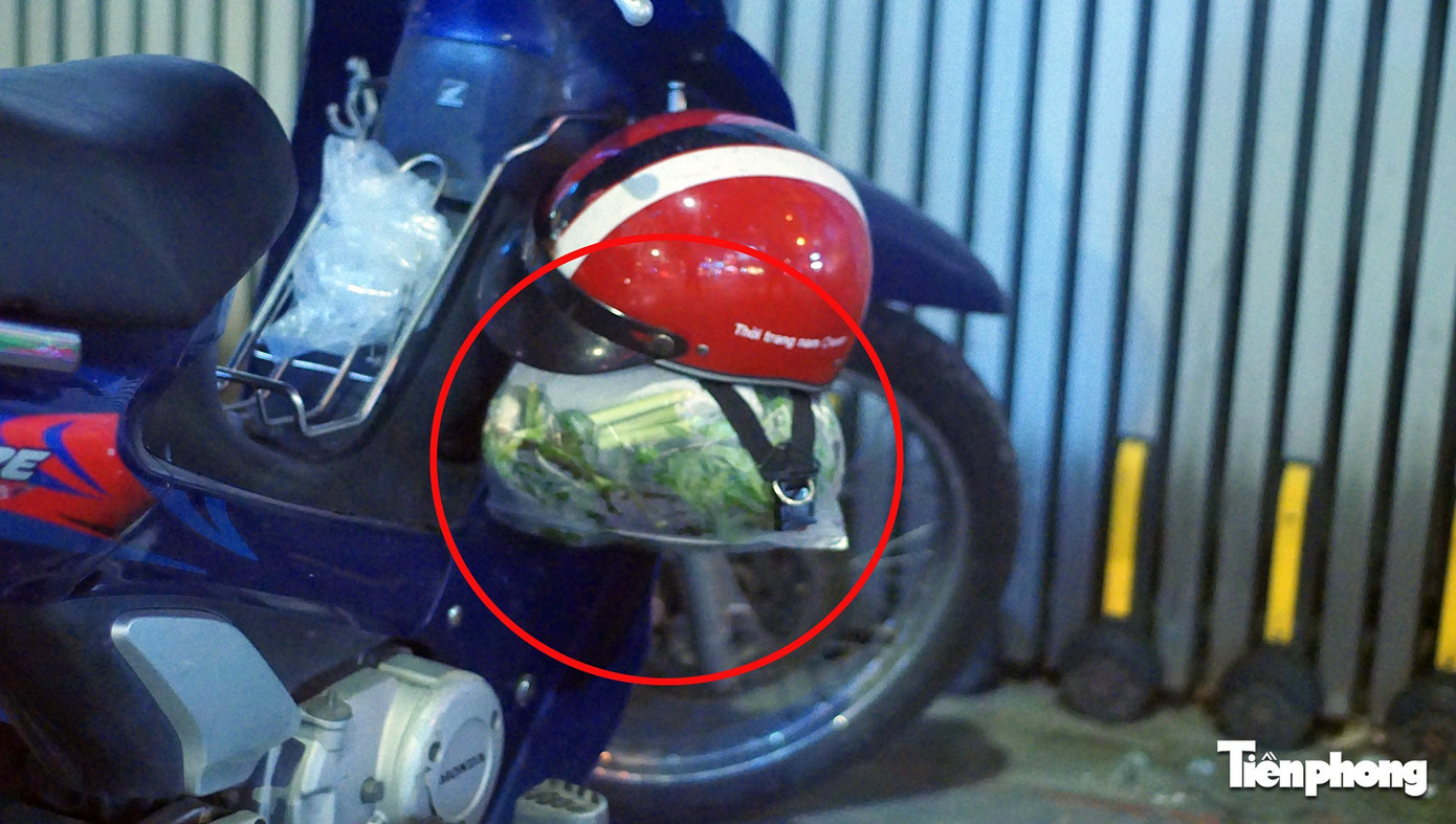 Rời quán bia, tiếp tục đi mua đồ về nhậu, người đàn ông bị CSGT xử phạt- Ảnh 6. Túi đồ nhậu treo trên xe của ông T.