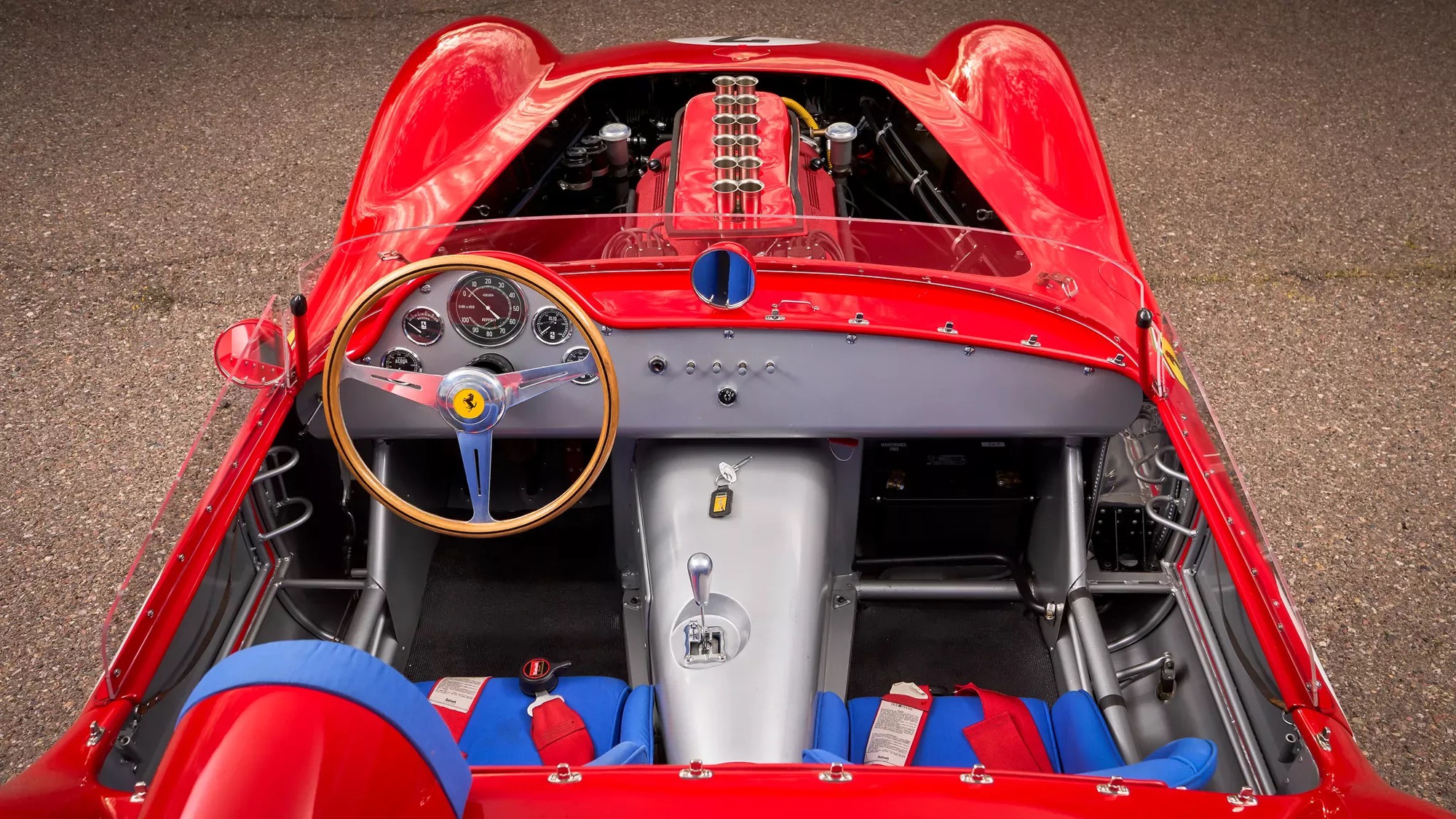Huy hiệu Pininfarina và logo Scuderia trên vè trước