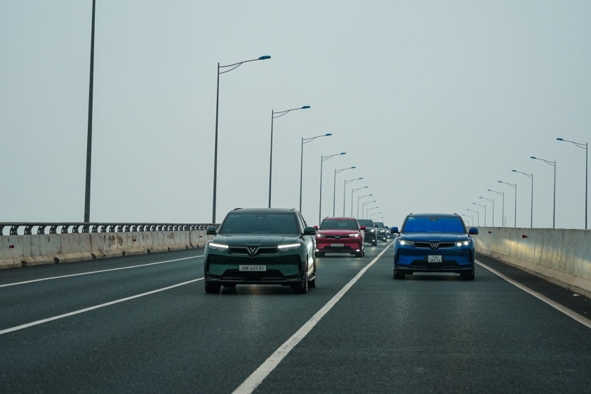 Kỹ thuật viên hỗ trợ sửa chữa tại vùng lũ Kỹ thuật viên đang làm việc