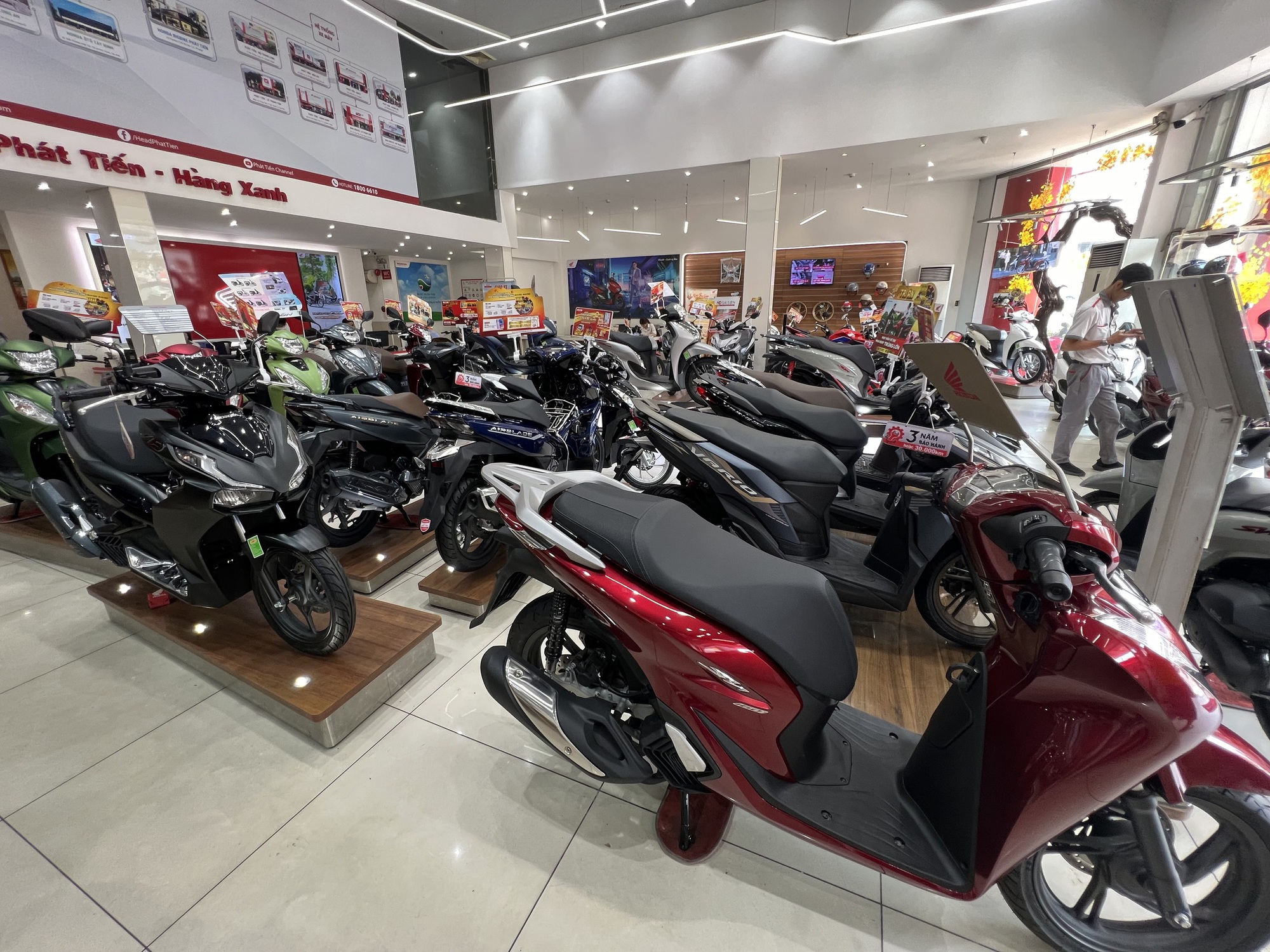 Qua thời hoàng kim, đại lý xe máy chật vật rao bán từng chiếc- Ảnh 1. Khách thưa thớt tại cửa hàng xe máy