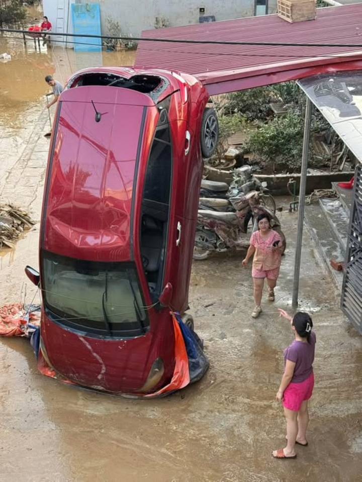 Xe bị mất kiểm soát khi ngập lũ