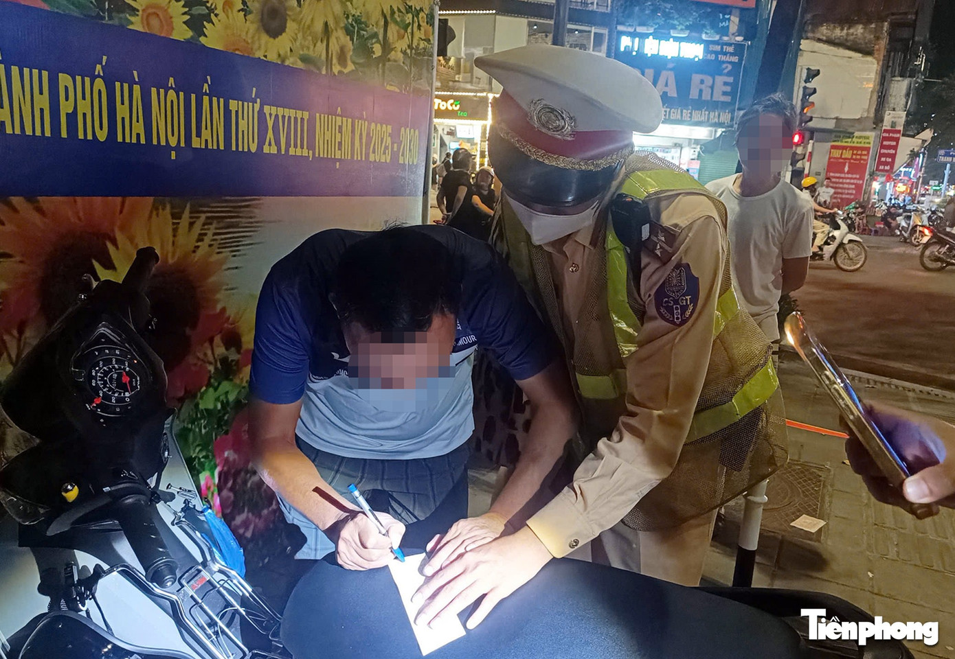 Rời quán bia, tiếp tục đi mua đồ về nhậu, người đàn ông bị CSGT xử phạt- Ảnh 8. Ông M. trình bày lý do vi phạm nồng độ cồn