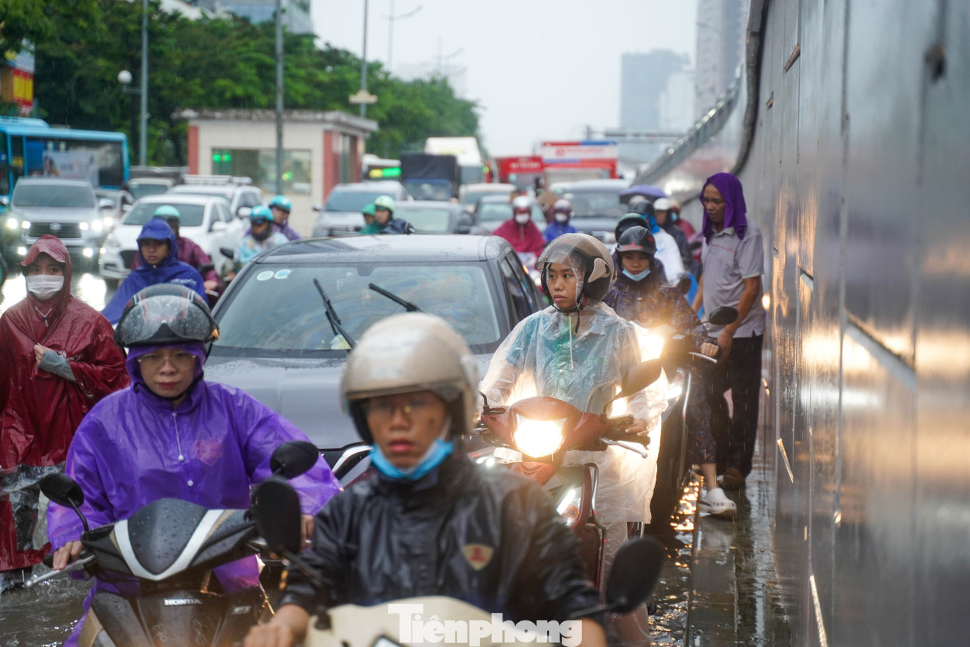 Ngập lụt và tắc đường nghiêm trọng