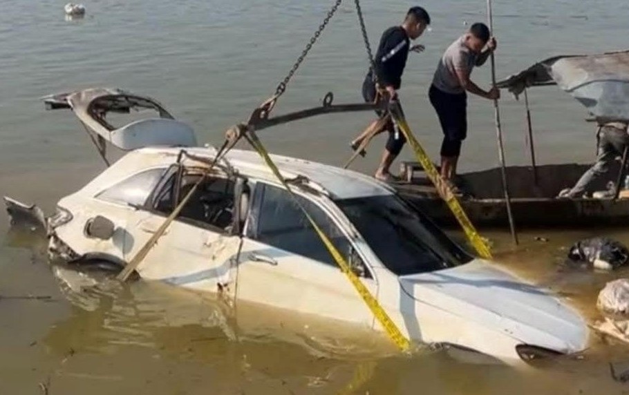 Xe ô tô được tìm thấy trong tình trạng hư hỏng nặng