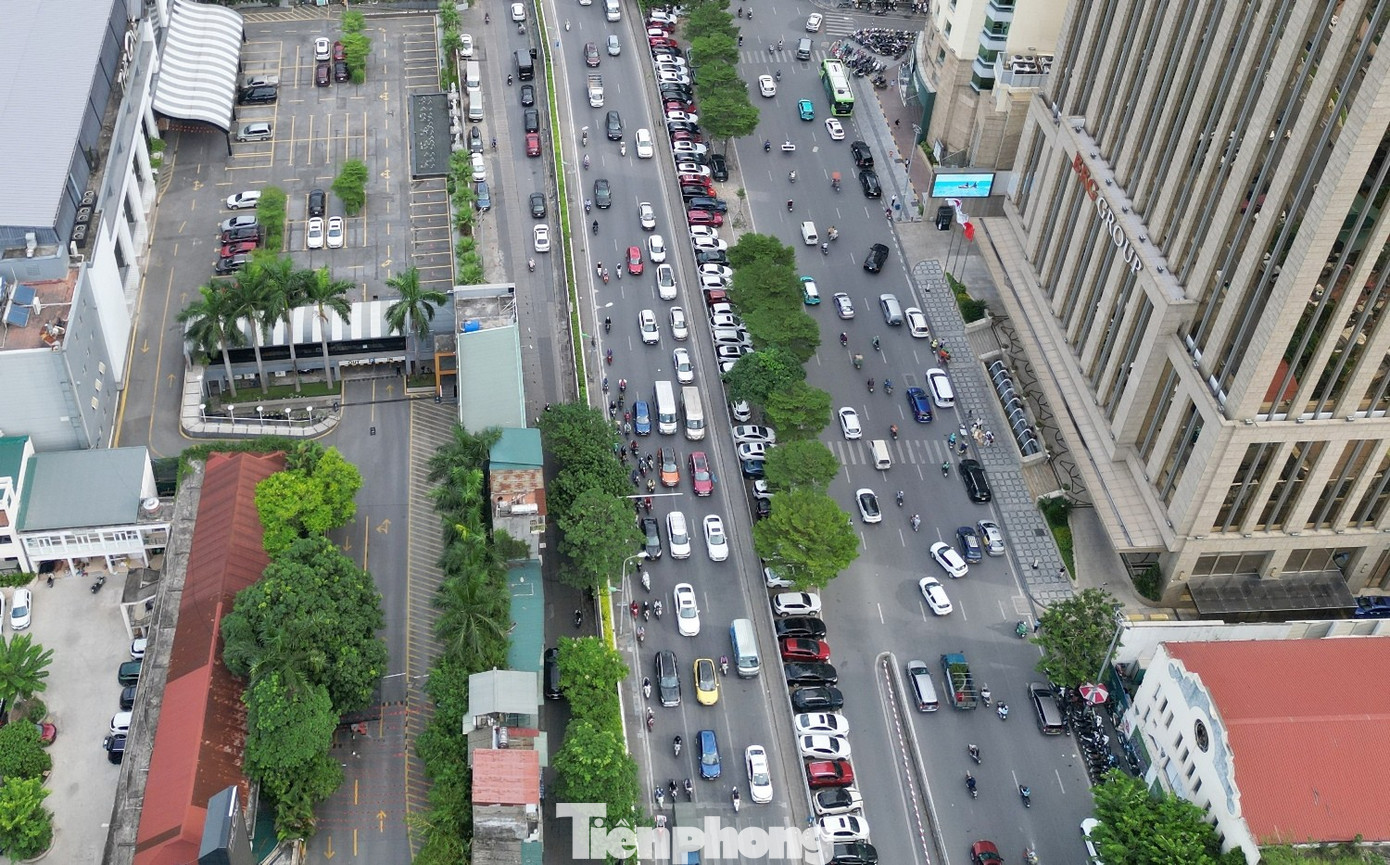 Ùn tắc trên trục đường Trần Nhật Duật – Trần Quang Khải gần cửa khẩu Chương Dương Độ Lượng xe đông từ cửa khẩu Chương Dương Độ gây ùn tắc