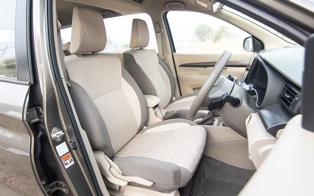 Bảng điều khiển và trang bị an toàn trên Toyota Rumion