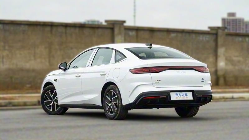 Nội thất hiện đại của sedan hybrid mới Bảng điều khiển trung tâm đơn giản với cần số dạng cột