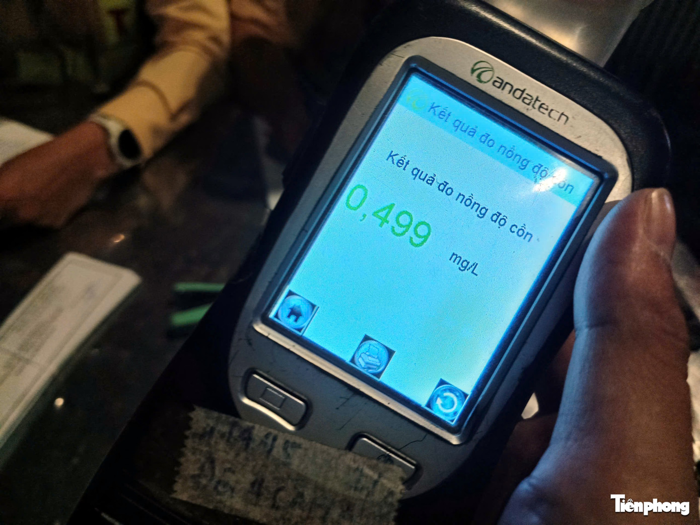 Rời quán bia, tiếp tục đi mua đồ về nhậu, người đàn ông bị CSGT xử phạt- Ảnh 5. Mức vi phạm của tài xế là 0,499 mg/L khí thở