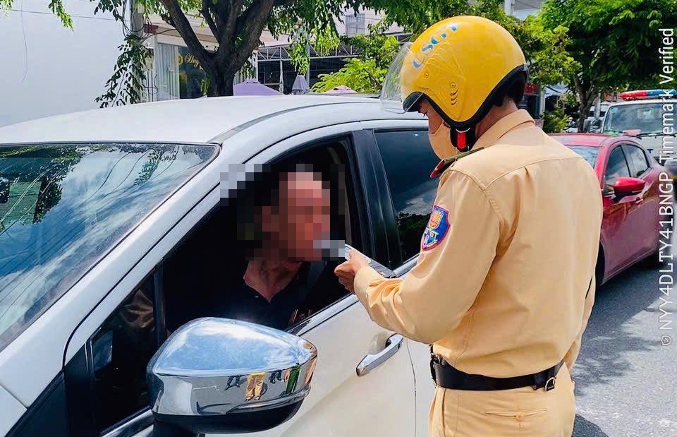 CSGT Khánh Hòa kiểm tra nồng độ cồn