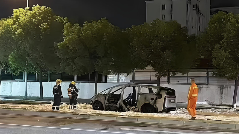 Xe ô tô điện Trung Quốc bất ngờ bốc cháy chỉ còn trơ khung thép khi đang chạy mà không hề có va chạm!- Ảnh 6. Chiếc xe bị thiêu rụi hoàn toàn chỉ còn lại khung kim loại