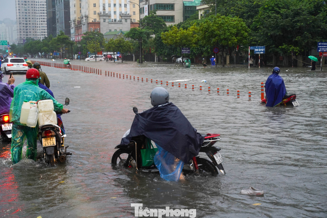 Xe máy 'rồng rắn' dắt xe lên cao tốc