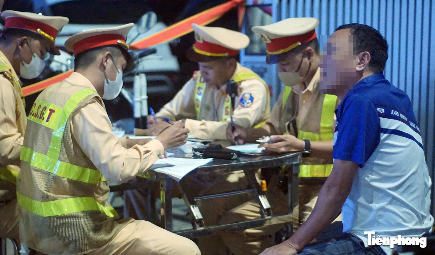 Rời quán bia, tiếp tục đi mua đồ về nhậu, người đàn ông bị CSGT xử phạt- Ảnh 1. Ông T. bị phát hiện vi phạm nồng độ cồn sau khi rời quán bia