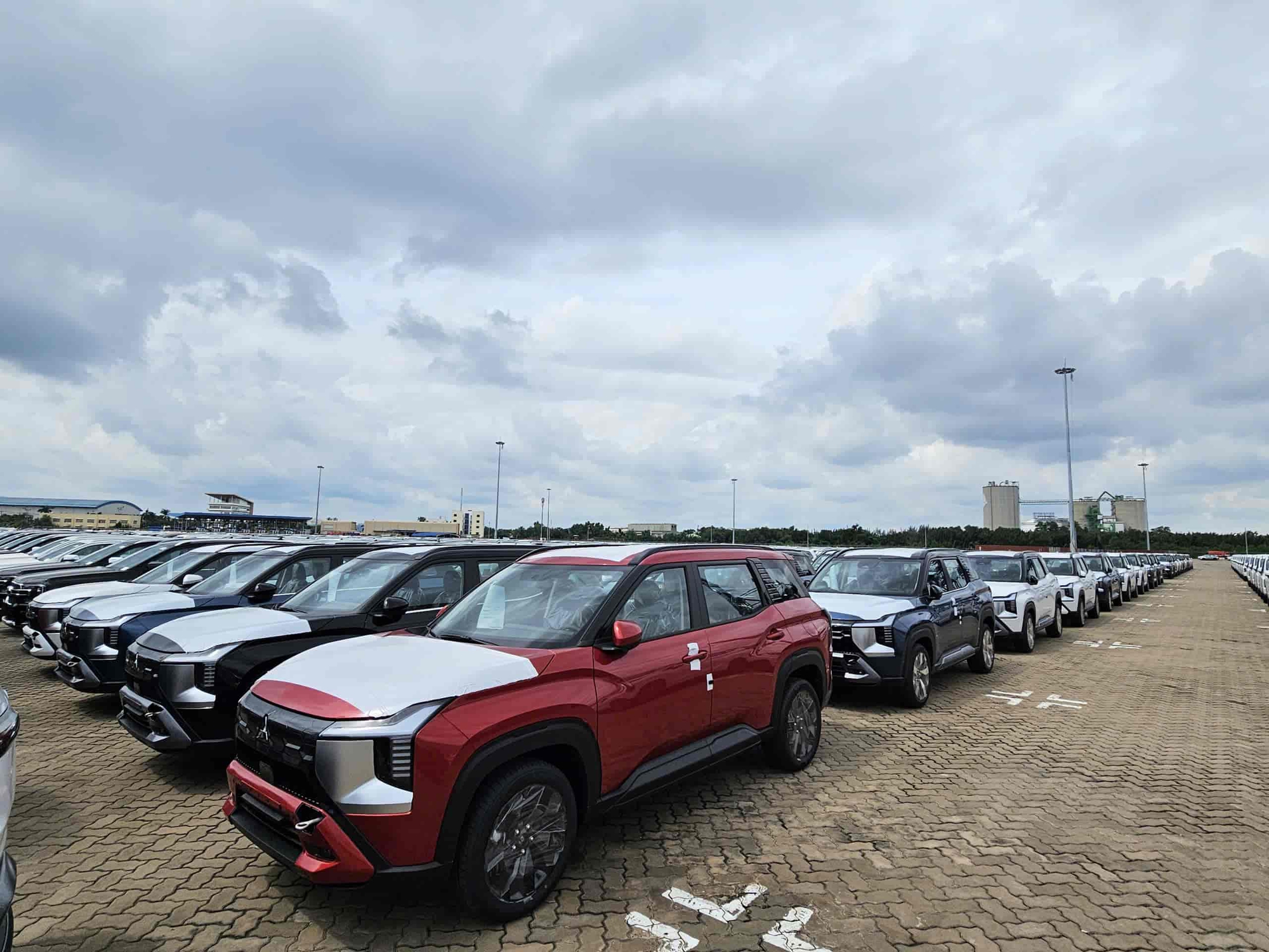 Destinator với các phiên bản khác nhau Hai phiên bản Mitsubishi Destinator khác biệt về ngoại thất