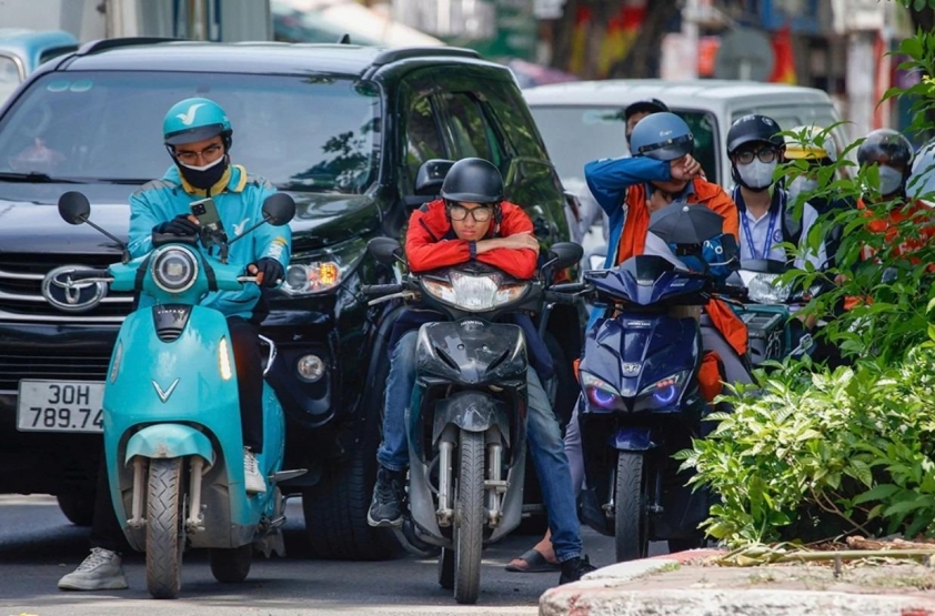 Xe máy năng lượng sạch di chuyển tại Hà Nội