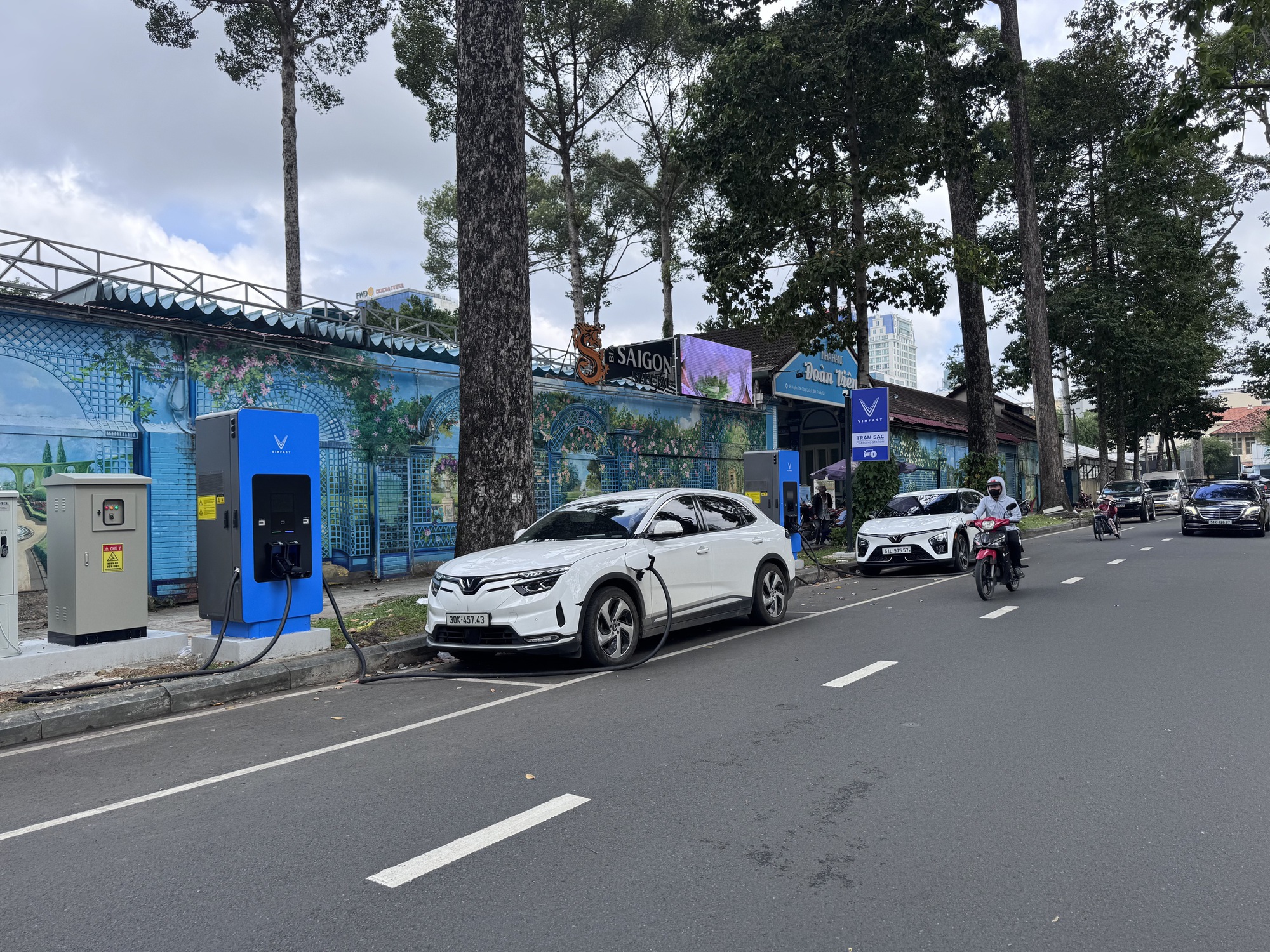 Trạm sạc ô tô điện trên đường Huyền Trân Công Chúa