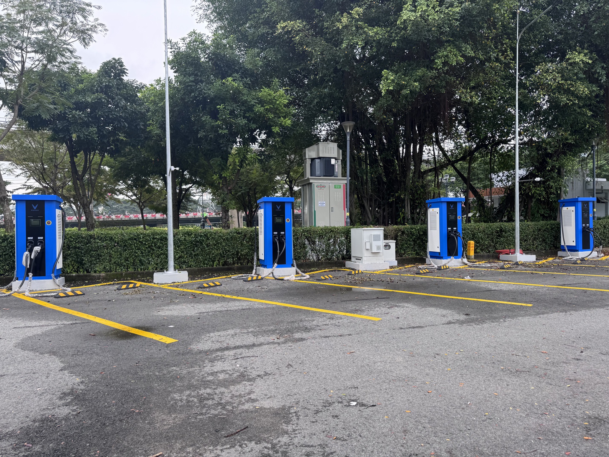 Trạm sạc ô tô điện dưới dạ cầu Sài Gòn