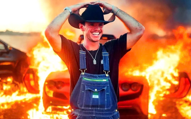 YouTuber Cody Detwiler cùng chiếc Ferrari F8 Tributo YouTuber và siêu xe Ferrari F8 Tributo