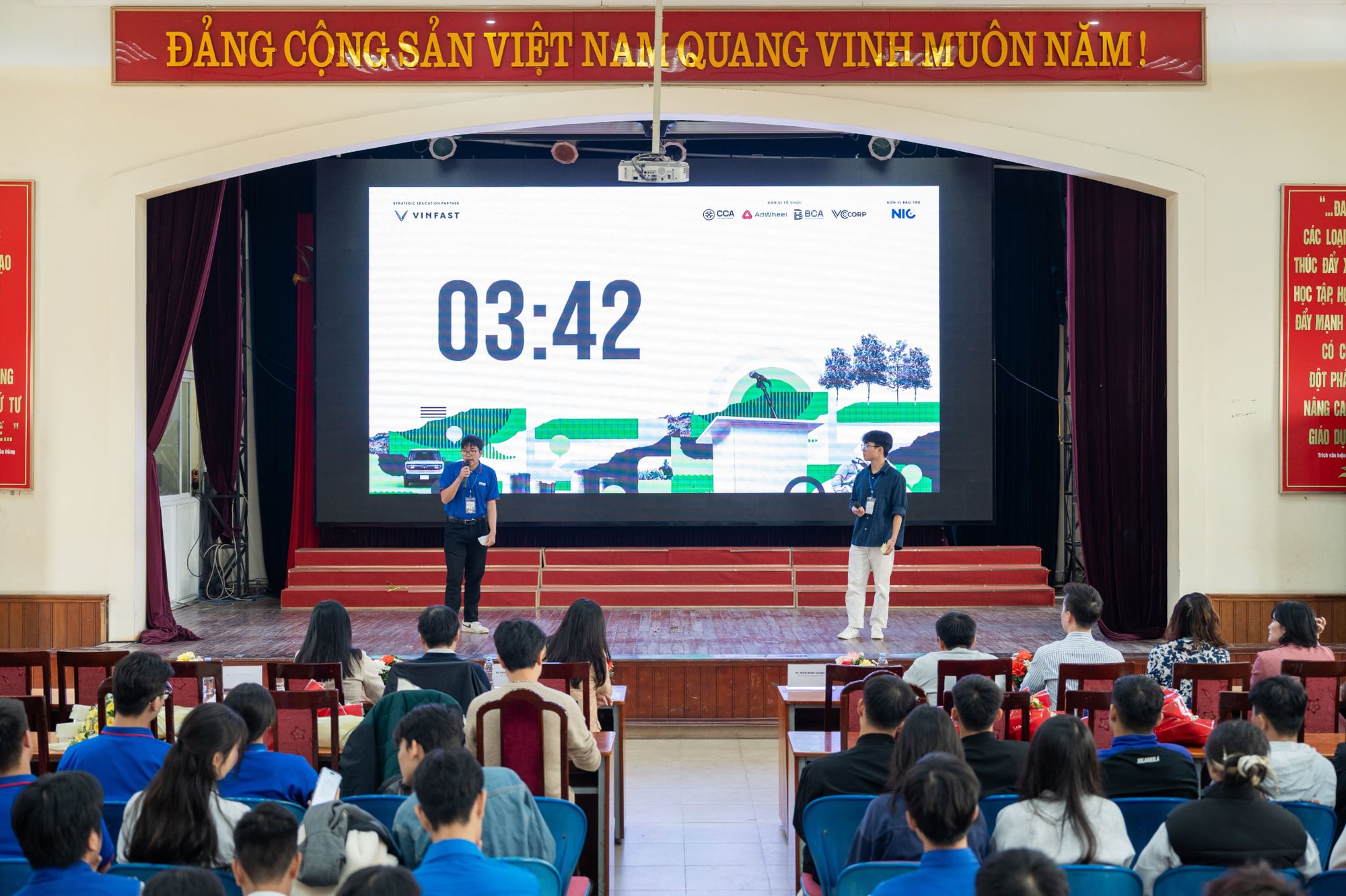 Sinh viên thừa nhận: Sợ xe điện vì… chưa hiểu đủ- Ảnh 2. Lợi ích của xe điện được phân tích trong cuộc thi