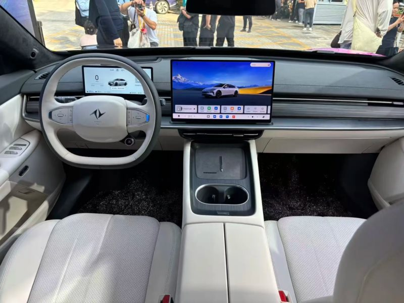 Động cơ và hiệu suất vận hành của eπ 007+