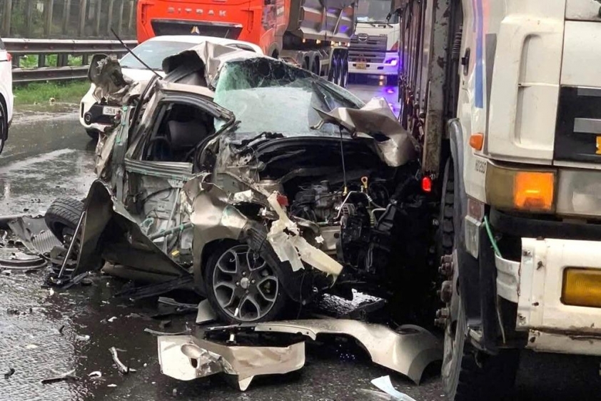 Hiện trường vụ tai nạn giao thông liên hoàn trên quốc lộ 1A