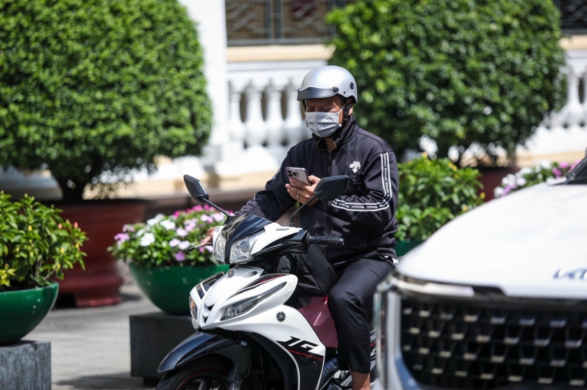 Xử phạt khi sử dụng điện thoại khi lái xe Bảng mức phạt theo Nghị định 168/2024