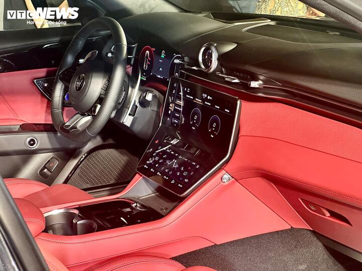 Khoang lái hiện đại của Grecale Folgore Nội thất Grecale Folgore với màn hình kép và tiện nghi cao cấp