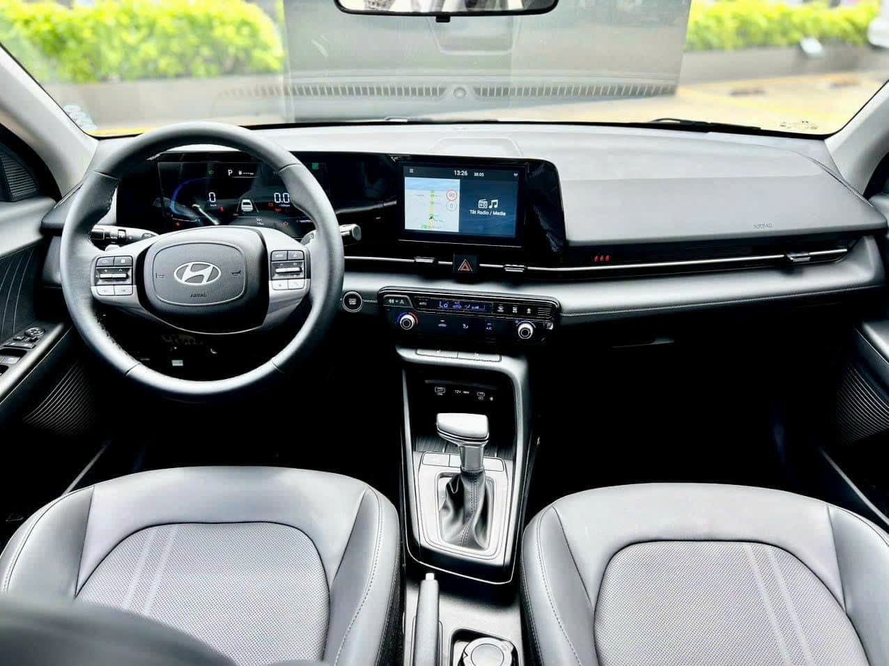 Có hơn 400 triệu đồng, chọn Hyundai Accent có ổn?- Ảnh 3. Vô lăng 2 chấu nội thất Hyundai Accent