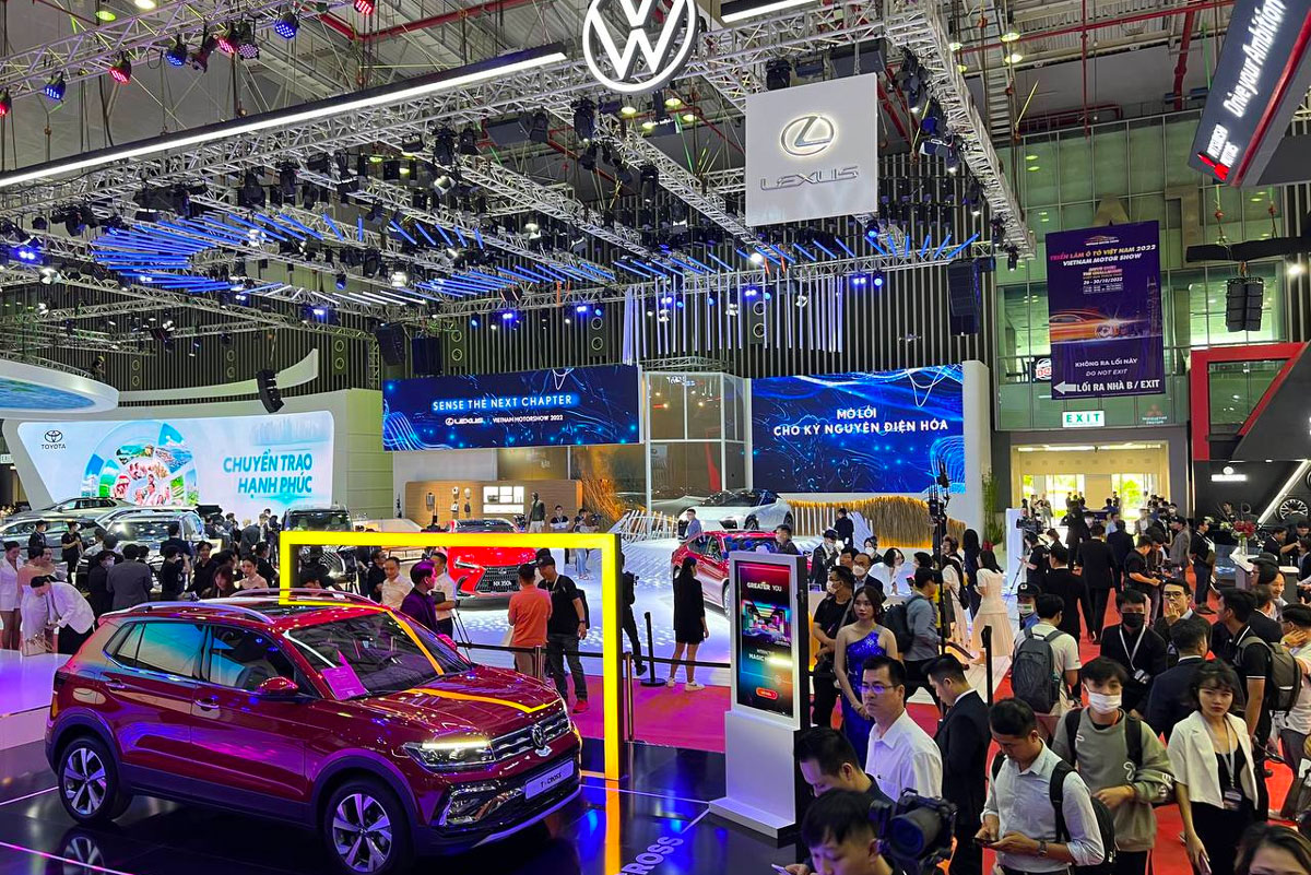 Xe giảm giá sâu kích cầu cuối năm