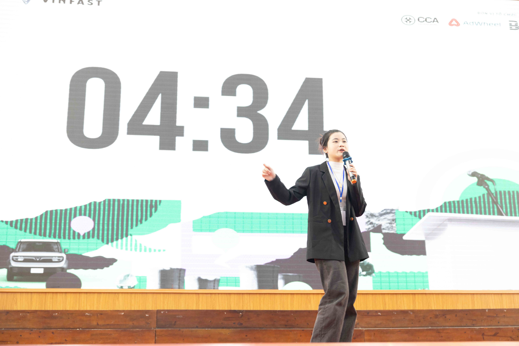 Thí sinh tranh tài thuyết trình chủ đề chuyển đổi xanh