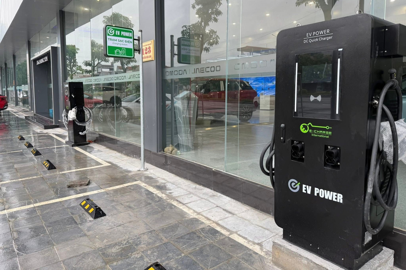 Thêm hãng xe lắp trạm sạc ô tô điện tại Việt Nam- Ảnh 1. Trạm sạc của hãng tại showroom Hưng Yên