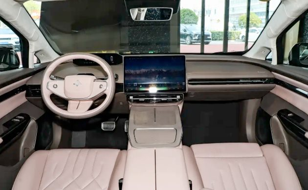 Một đối thủ của Toyota Camry vừa trình làng: Giá khởi điểm hơn 500 triệu đồng, 1 lần sạc đi 630 km- Ảnh 3. Nội thất với màn hình cảm ứng và cụm đồng hồ LCD