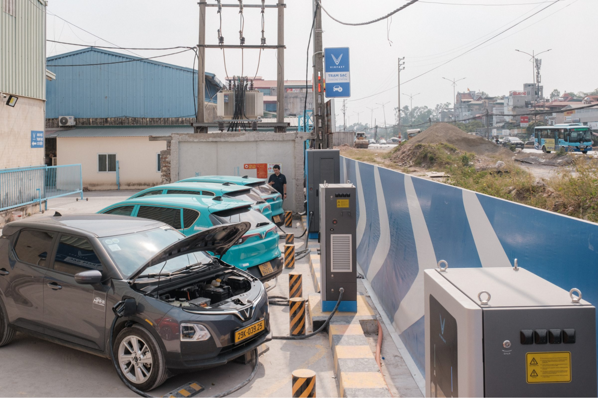 Trạm sạc càng nhiều thì xe EV/PHEV càng có lợi thế hơn so với xe xăng dầu.