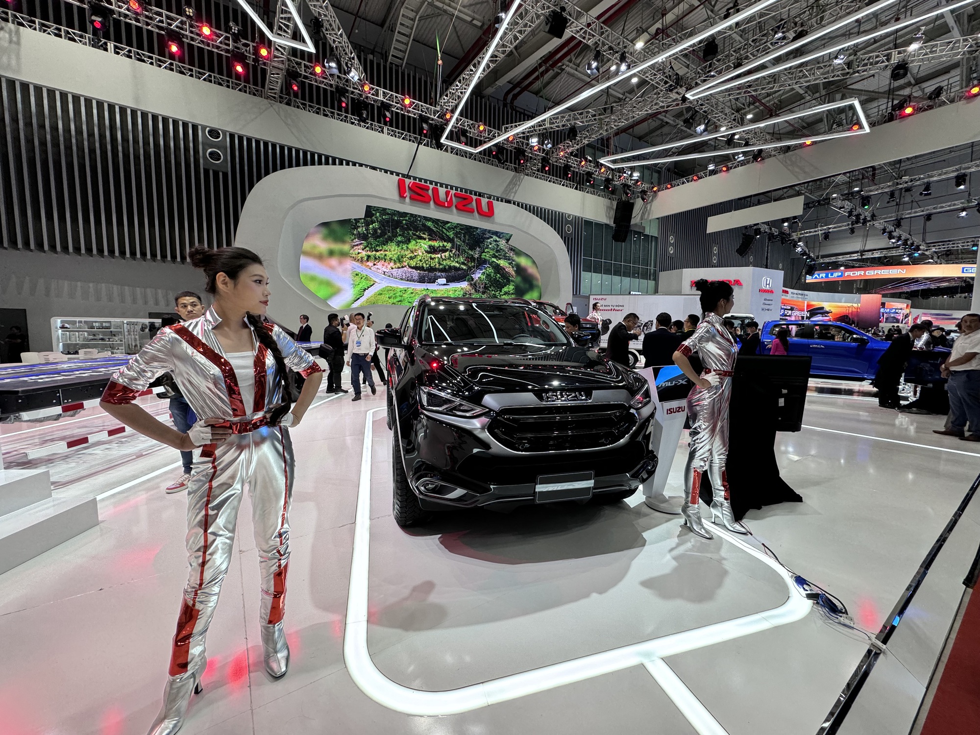 Nhiều mẫu ô tô ế ẩm, doanh số rớt mạnh- Ảnh 5. Honda Civic Type R không bán được chiếc nào