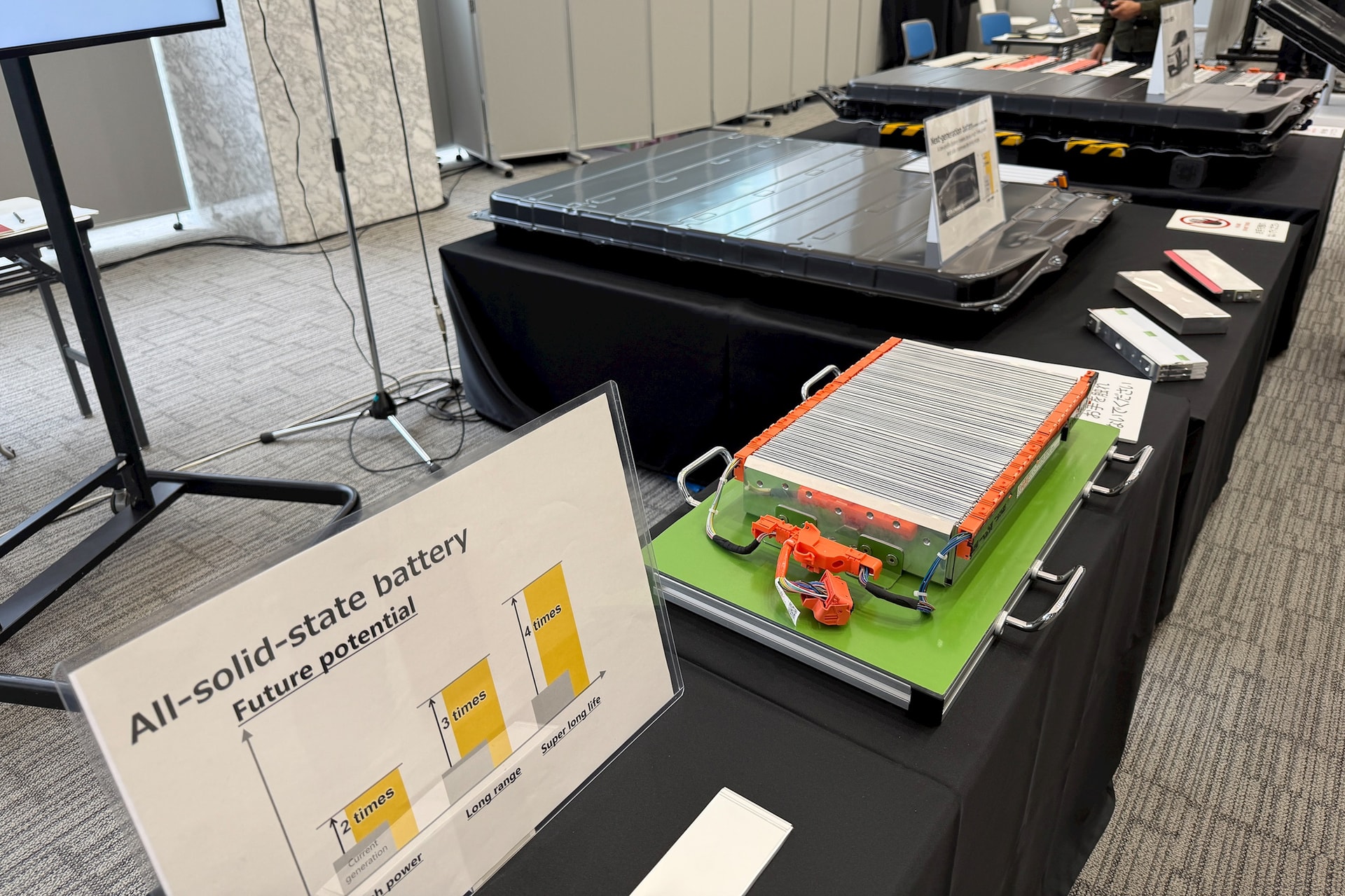 Công nghiệp ô tô điện Nhật Bản đặt cược vào khả năng tự chủ pin thể rắn- Ảnh 1. Mẫu pin thể rắn nhỏ gọn của Toyota