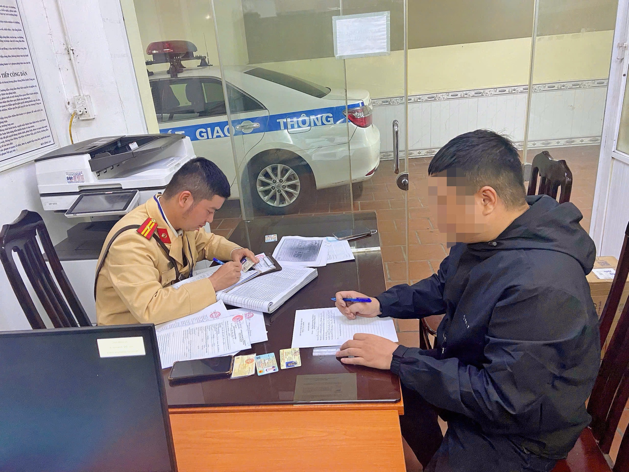 Người điều khiển xe mô tô làm việc tại cơ quan công an.