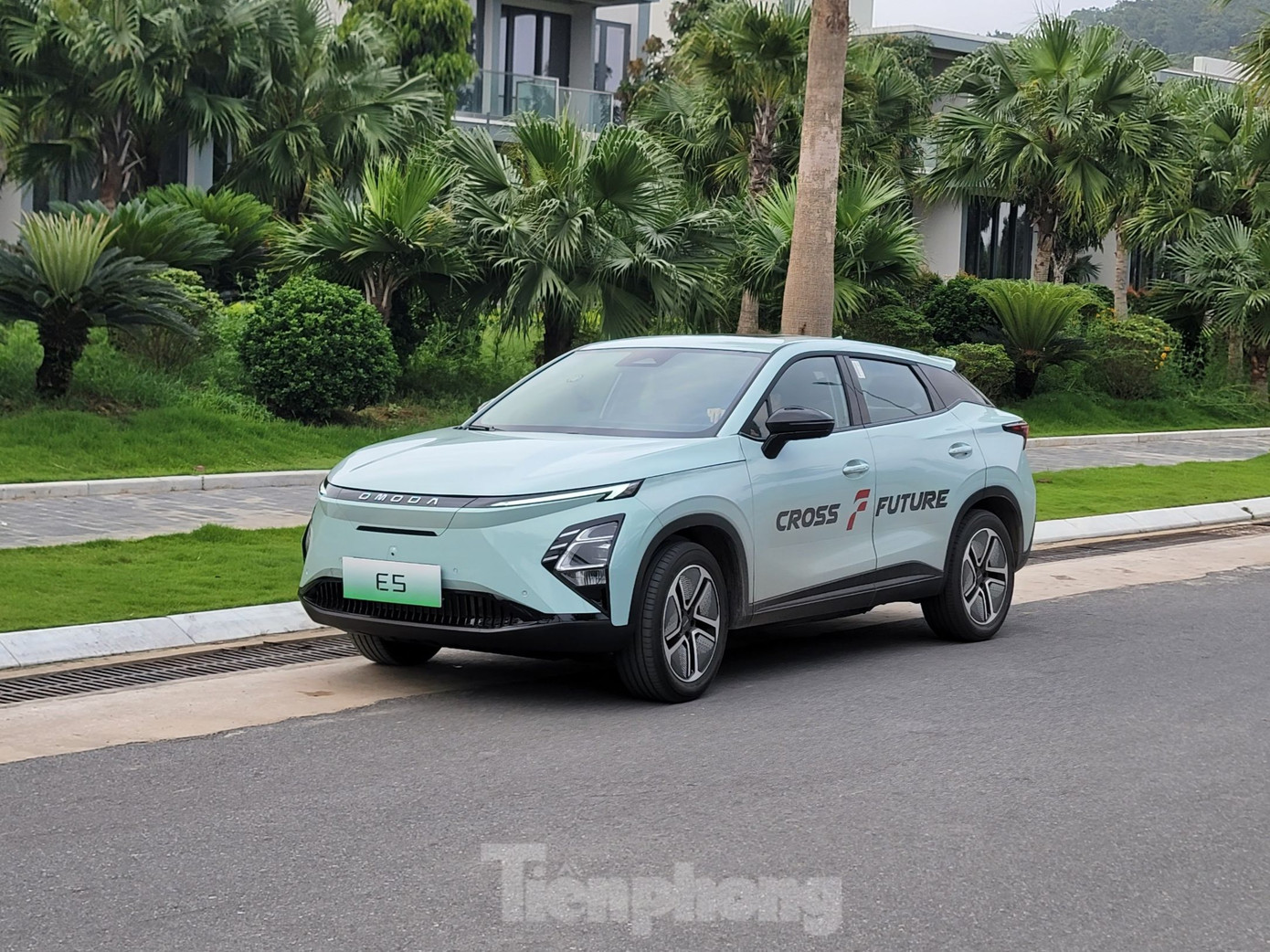 Thêm hãng xe lắp trạm sạc ô tô điện tại Việt Nam- Ảnh 2. Xe điện được trưng bày và lái thử