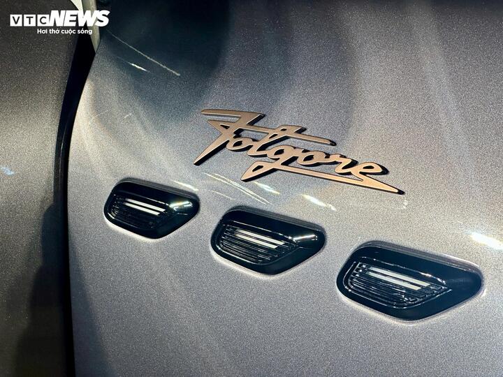 Thân xe mang chữ 'Folgore' khẳng định dòng xe thuần điện Chi tiết thân xe Grecale Folgore với logo Folgore