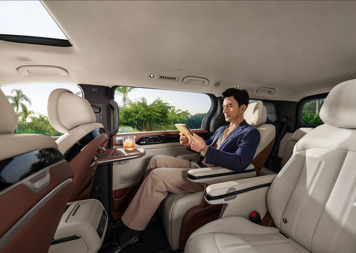 Hệ thống âm thanh và ghế thương gia trên xe