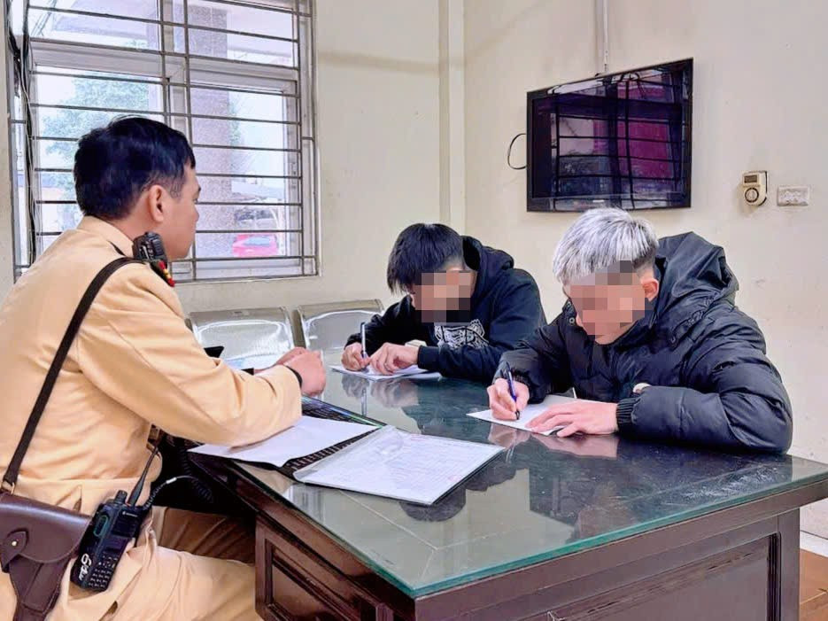Hai thanh niên làm việc với lực lượng chức năng