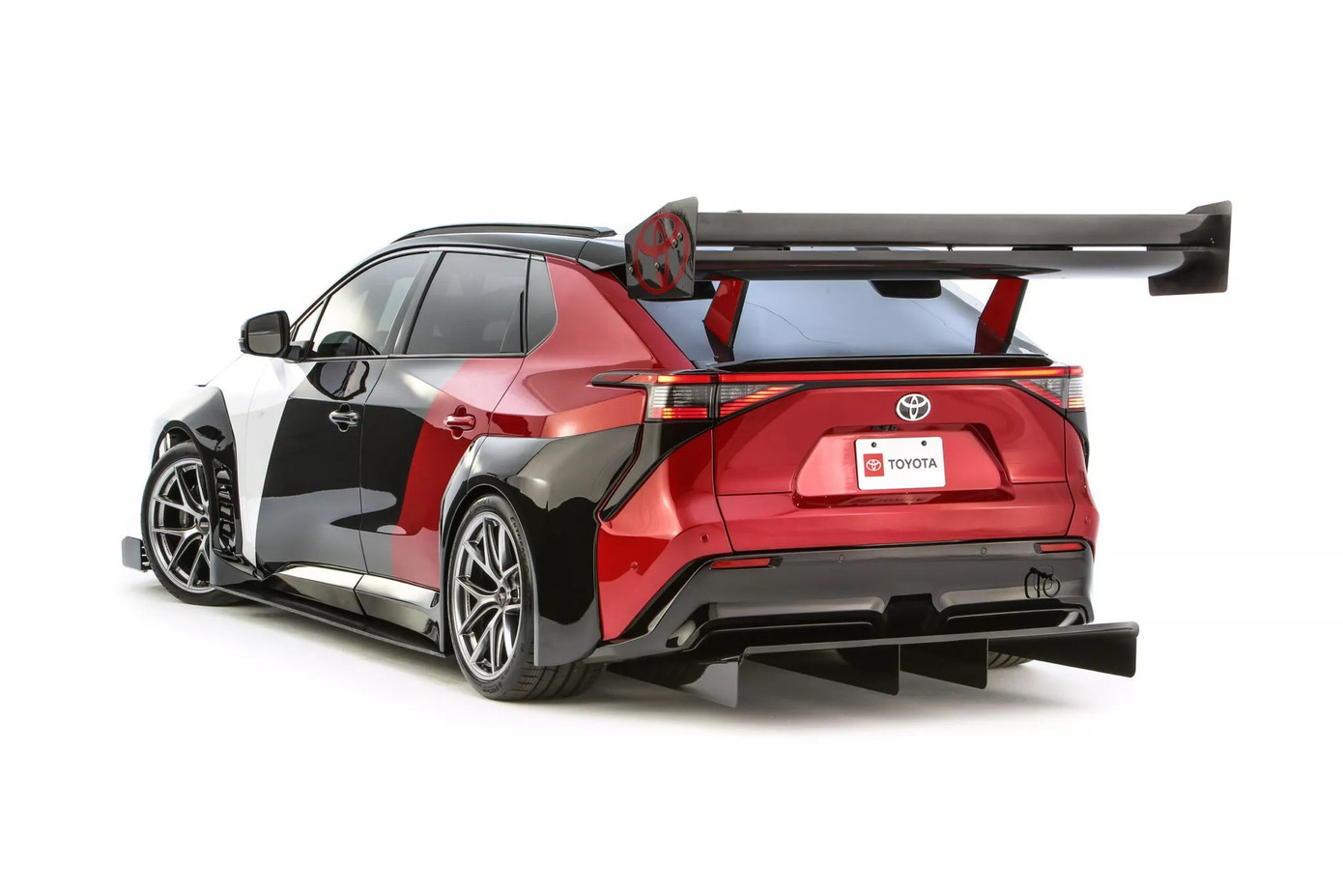 Toyota hé lộ biến thể xe điện hiệu suất cao- Ảnh 3. Ngoại thất thể thao với bodykit khí động học